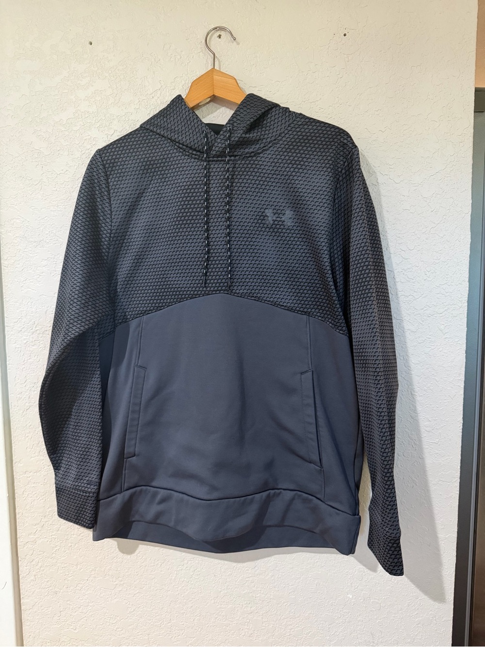 Under Armour Men’s Dark Gray Textured Hooded Performance Pullover